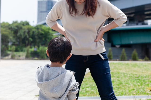 子供を叱る母親